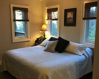 Private apartment in the mountains - Cullowhee - Bedroom