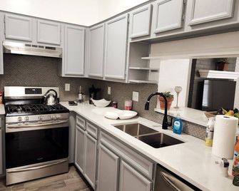 Spacious Family Home in Round Rock w Private Yard - Round Rock - Kitchen