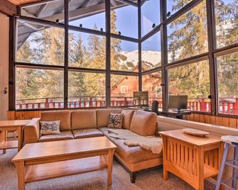 Girdwood Getaway w/ Slope Views: Walk to Lift! - Girdwood - Living room