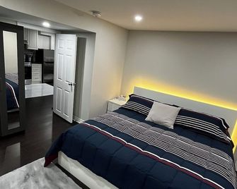 charming two-bedroom basement apartment located in Milton - Мілтон - Спальня