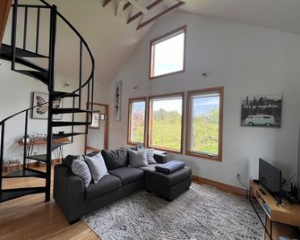 Finally the Perfect Escape in Niagara! - Lincoln - Living room