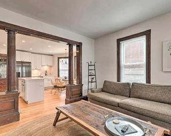Family-Friendly Salem Apt: Near Dtwn Sites! - Salem - Living room