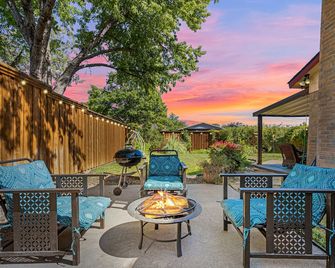 Cozy Paradise w/ Hot Tub, Game Room, & King Beds - Plano - Patio