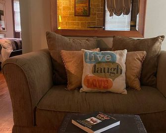 Super Cute Guest House. Great kitchen. Fully stocked. Big porch. 1 acre. Gated. - Kerrville - Obývací pokoj