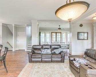 7 Mi to Downtown Fitzgerald: Spacious Home w/ Deck - Fitzgerald - Living room