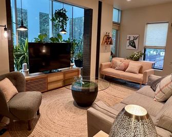 Champa House - Easy access to Rino/Ballpark/Downtown - Denver - Living room