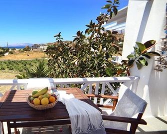 Island House Hotel - Mylopotas - Балкон