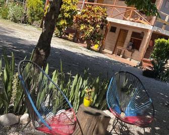 Rustic jungle lodge in a tranquil garden setting - Room 6 Family room - Marbella - Vista del exterior