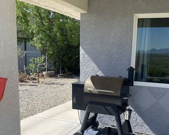 Colorado River Retreat w/ RV spot - Паркер - Патіо