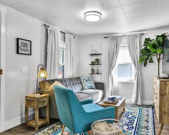 'The Hudson House' near Downtown Nampa - Nampa - Living room