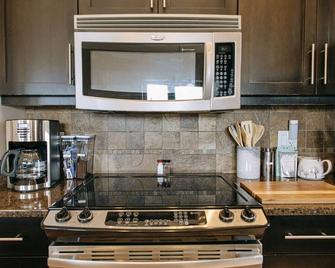 The Moorage - Luxury 2 bed & 2 bath Condo on Marina - Ucluelet - Küche