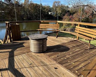 Charming lakeside townhome with WiFi and AC centrally located in Natchitoches - Natchitoches - Balcon