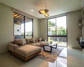 Tridi Beach Villa by Nagisa Bali - Kediri - Pokój dzienny