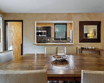2 Bedroom, full kitchen, private fenced patio with shared laundry and sauna on site. - Ranchos de Taos - Comedor