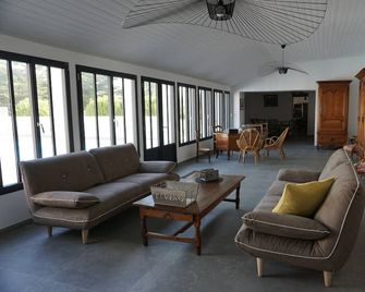 Villa with swimming pool, on the edge of the Perrotine channel. - Saint-Georges-d'Oléron - Huiskamer