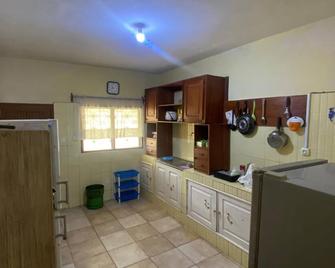 Room OR Suite OR Villa rentals Pahou-Ouidah. Close to tourist attractions - Ouidah - Cocina