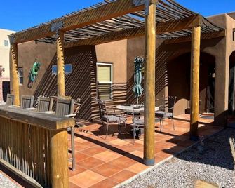 Entire House-Sunny 2 Bedroom Home on 1st Hole of Sierra del Rio Golf course. - Elephant Butte - Patio