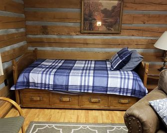 Daybreak Cabin located in Derby Indiana - Derby - Bedroom