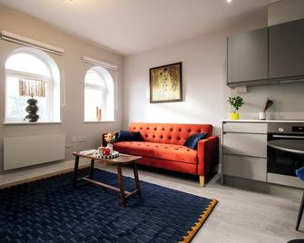 Stylish 1-Bedroom Apartment in Slough with Parking - Farnham Royal - 客廳