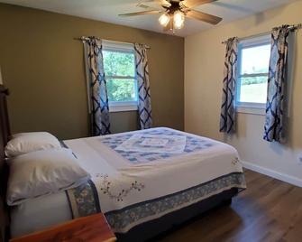 The Chestnut Home by Garden of the Gods in the Shawnee National Forest - Herod - Bedroom