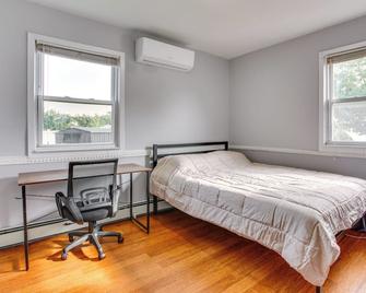 Pet-Friendly Valley Stream Duplex - 1 Mi to Mall! - Valley Stream - Bedroom