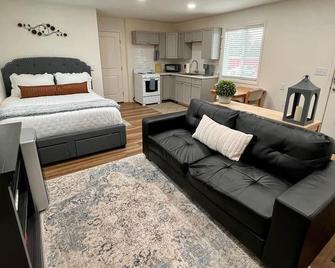 Charming Cabin• steps from the beloved R&R Cafe - Black Forest - Bedroom
