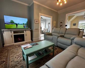 Beautiful Victorian Cottage on Downeast Maine Coast ~ Next to Acadia Schoodic ! - Winter Harbor - Living room