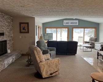 Cadillac, MI - Spacious Lake House- Boggs N. Lodge \n4 bedrooms - Sleeps 12-15 - Cadillac - Living room