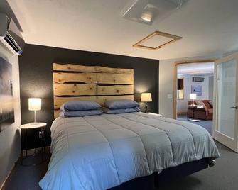 Tahquamenon Suites Lodging - Paradise - Bedroom