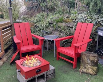 Nautical Theme, Clean, Romantic, Fire Pit, 420 & small pet friendly,near dining - 西雅圖 - 天井