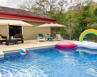 Nature Oasis and minutes away from the beach. - Panamá - Piscina