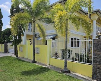 The Green Palms Getaway, Palmiste, San Fernando - 6 BR 4 Bath 12 guests - Debe - Building