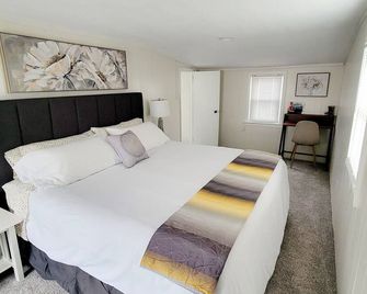 Boho cozy 3 bedroom cottage close to Syracuse and Oswego with waterfront views. - Central Square - Makuuhuone