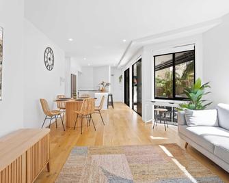 Private Burleigh Retreat, Short Walk to Beach - Burleigh Heads - Dining room
