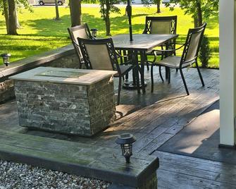 Lake House with easy water access, limited water view, sitting on 4 acres. - Kuttawa - Patio