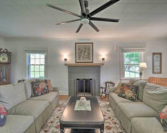 Family-Friendly Retreat Enjoy Year-Round Fun - Abingdon - Living room