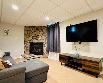 Campu's Basement Studio w/ private entrance - Cherry Hill - Living room