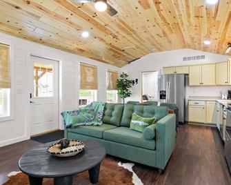 The Lodges at Eden Reserve - Pet Friendly Cabins Near Ark - Williamstown - Living room