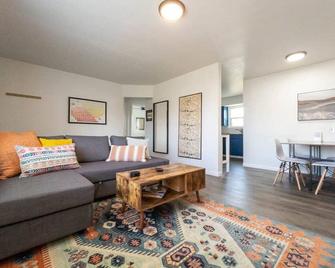 #stayinmydistrict Walla Walla Wine Getaway - College Place - Living room