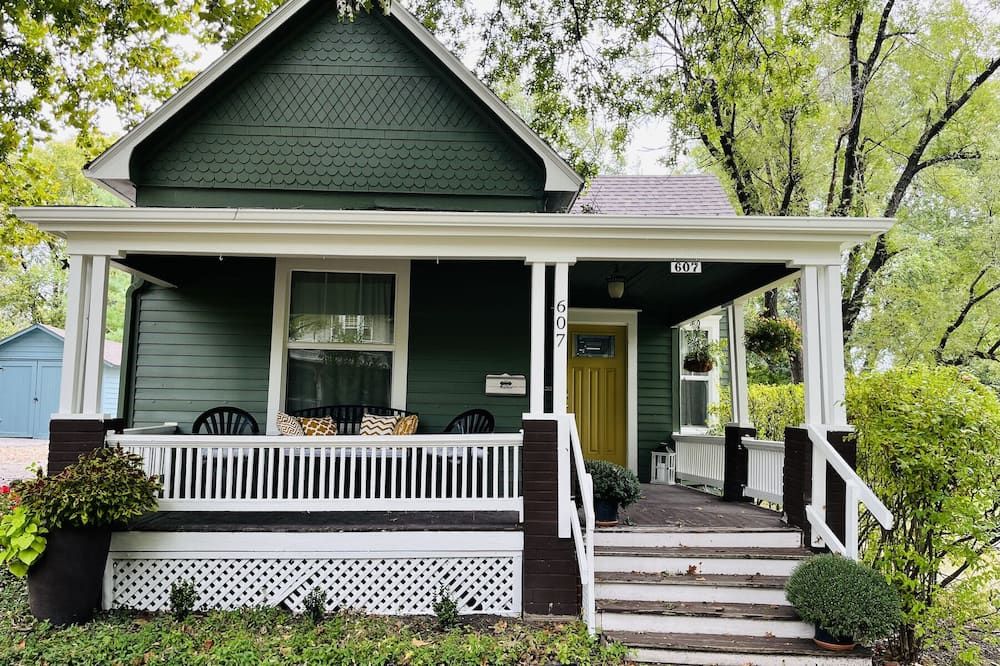 Relaxing 3 bedroom home w/ full kitchen & WiFi; walking distance to restauraunts - Lee’s Summit - Gebäude