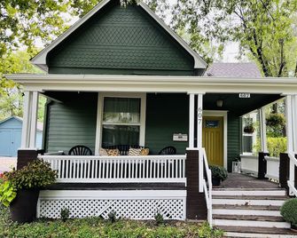 Relaxing 3 bedroom home w/ full kitchen & WiFi; walking distance to restauraunts - Lee’s Summit - Gebäude