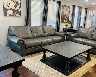 Travelers Rest Treasure - Sleeps 8 - 3 Bedroom 2 Bath - Pets Welcome - Travelers Rest - Huiskamer