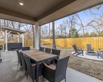 Hot Tub, Lake Access, Game Room, Fire Pit and much more! \'Sunshine & Whiskey\' - Mabank - Patio
