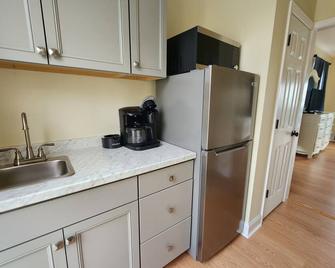 Waterfront Getaway for Two - Cambridge - Kitchen