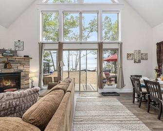 Beautiful Overlooking Shoreline 2bdr Chalet 2892 - Arcadia - Living room