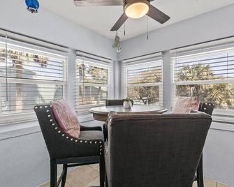 5-Minute Walk to Beach! In Downtown NSB by Dining and Shopping! - New Smyrna Beach - Dining room