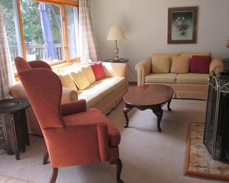 Very nice dog-friendly house right on Lake Champlain! Nature, fresh air, BBQ! - North Hero - Sala de estar
