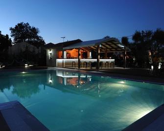 Eleas Gi - Tsilivi - Piscină