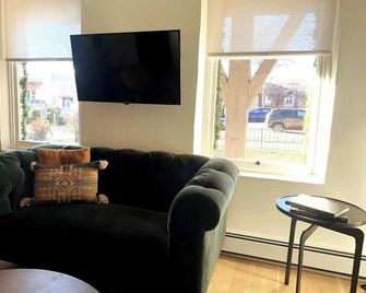 Ella & Mila Suites-Charming 2 bedroom at the Plaza - Santa Fe - Vardagsrum