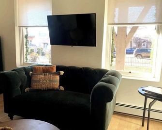 Ella & Mila Suites-Charming 2 bedroom at the Plaza - سانتا في - غرفة معيشة